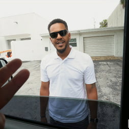 Rose Monroe hace twerking en el autobús