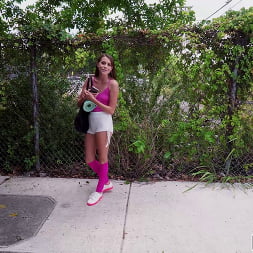 Chica de yoga rosa
