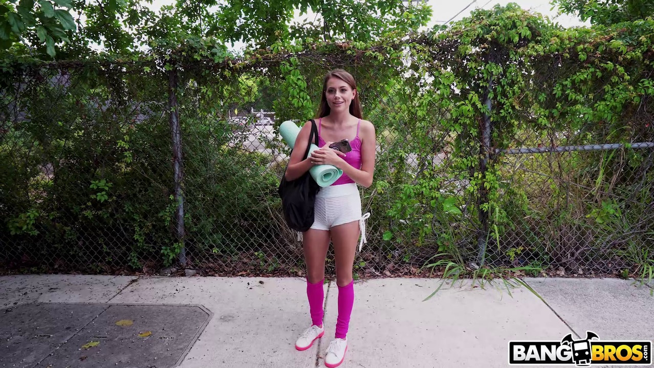 Chica de yoga rosa