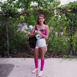 Chica de yoga rosa