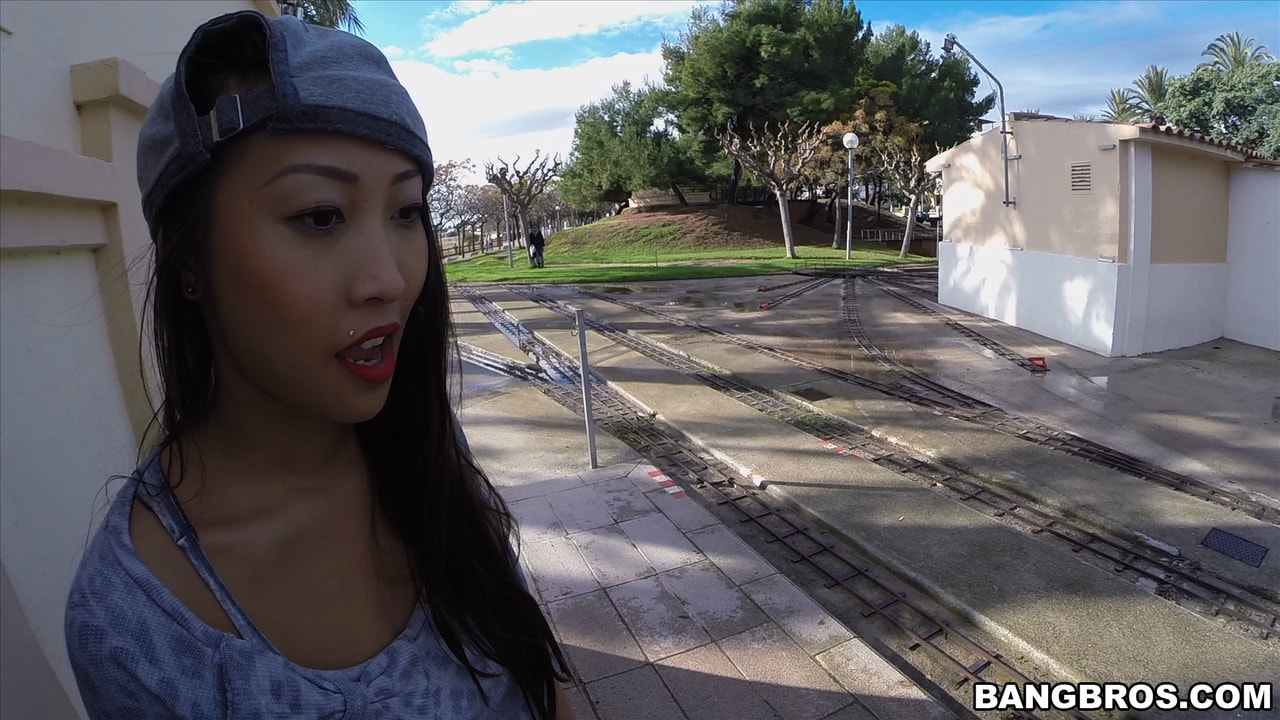 ¡Sharon Lee se mete una gran polla por el culo!