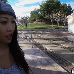 ¡Sharon Lee se mete una gran polla por el culo!
