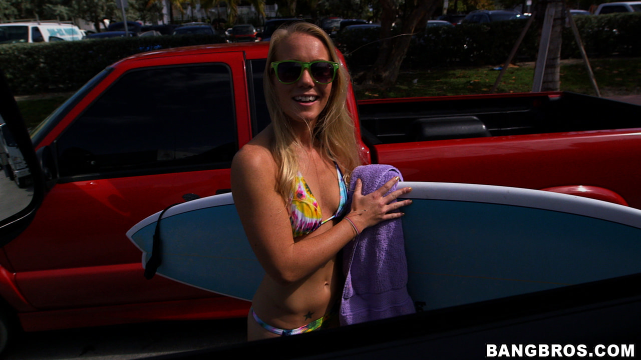 Sexy surfista amateur rubia follada en BangBus