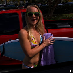 Sexy surfista amateur rubia follada en BangBus