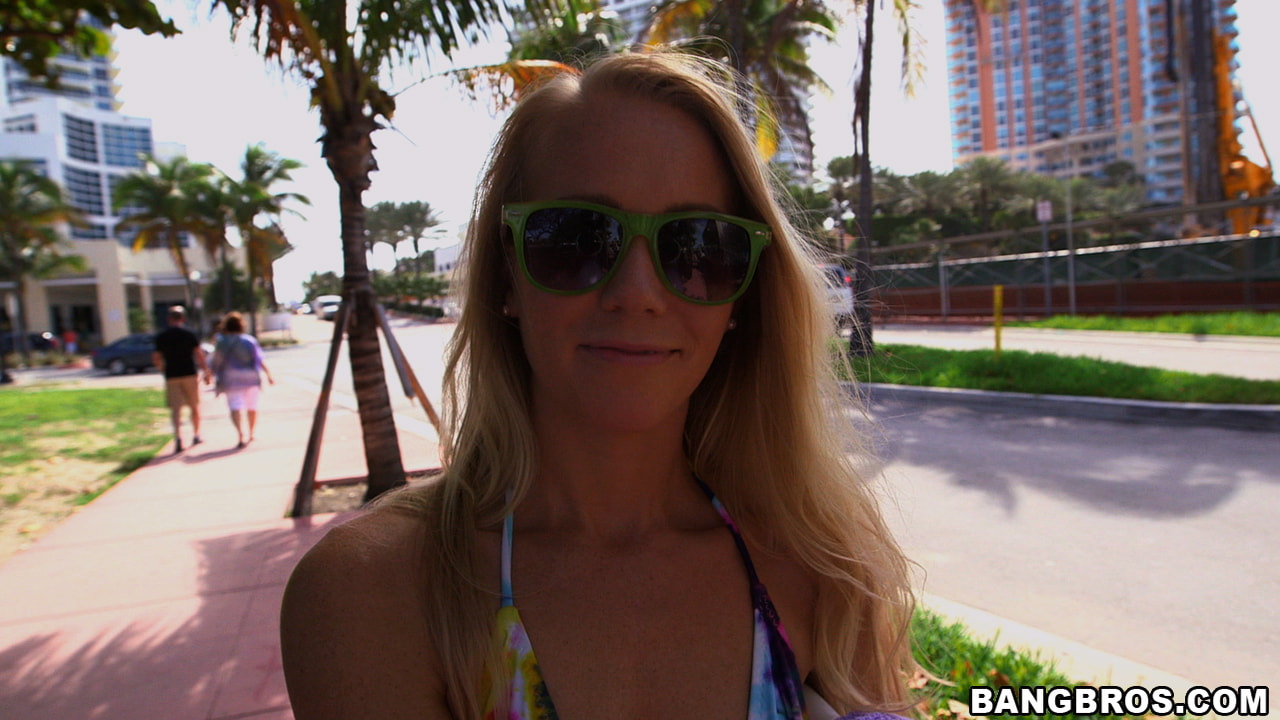 Sexy surfista amateur rubia follada en BangBus