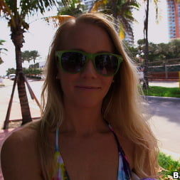 Sexy surfista amateur rubia follada en BangBus