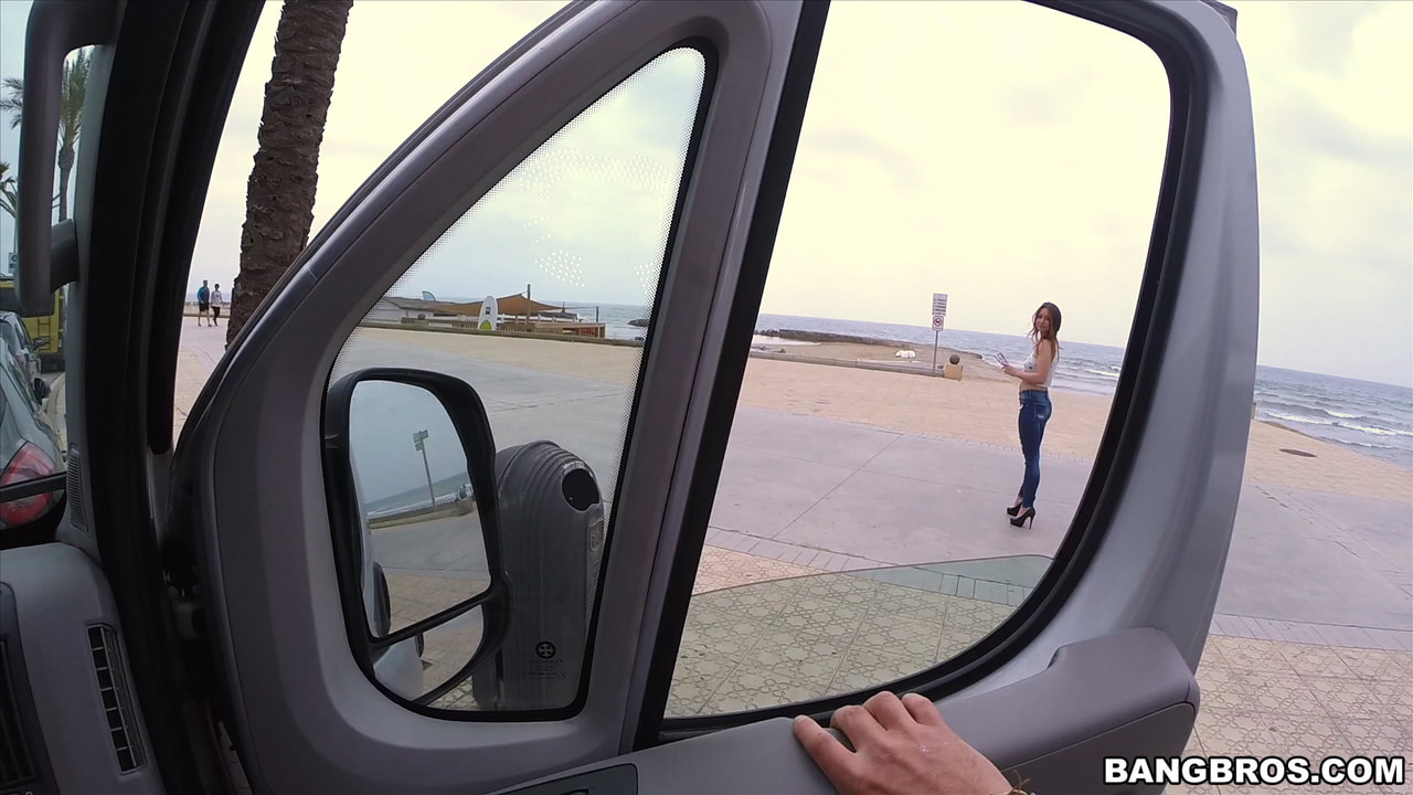 Nena europea llena de polla dura en el autobús