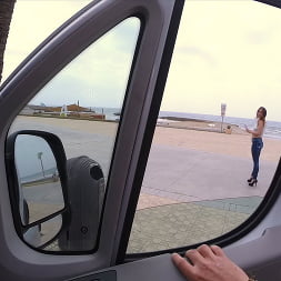 Nena europea llena de polla dura en el autobús