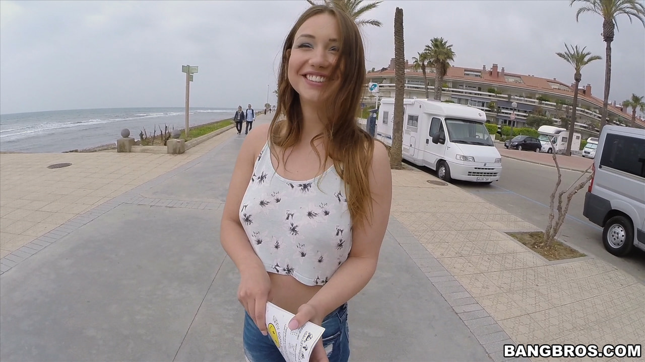 Nena europea llena de polla dura en el autobús