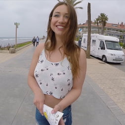 Nena europea llena de polla dura en el autobús