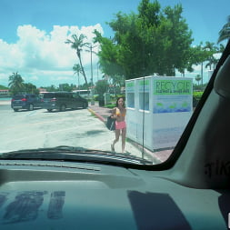 Pequeño coño asiático estirado en el autobús