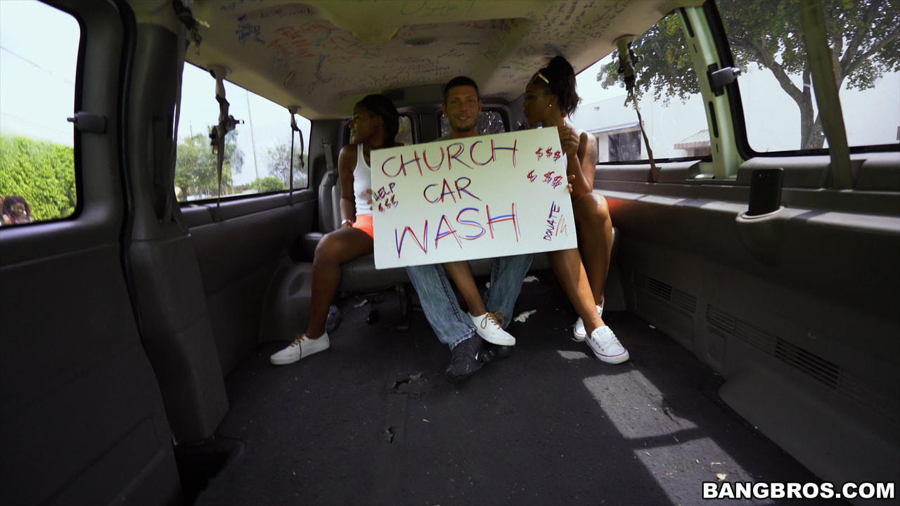 Es fácil conseguir chicas de la iglesia en el Bang Bus