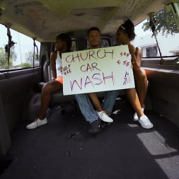 Es fácil conseguir chicas de la iglesia en el Bang Bus